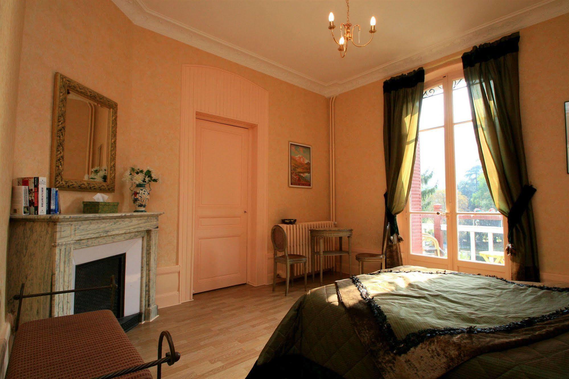 Chambre D'Hotes Le Manoir Des Alberges อูริอาช-เลส์-แบงส์ ภายนอก รูปภาพ